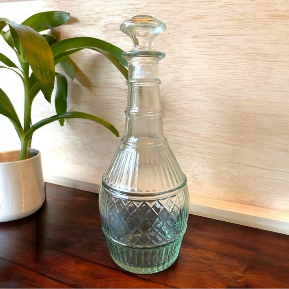 VINTAGE Glass Wine/Liquor Decanter with Stopper - Round Base - Picture 2 of 10